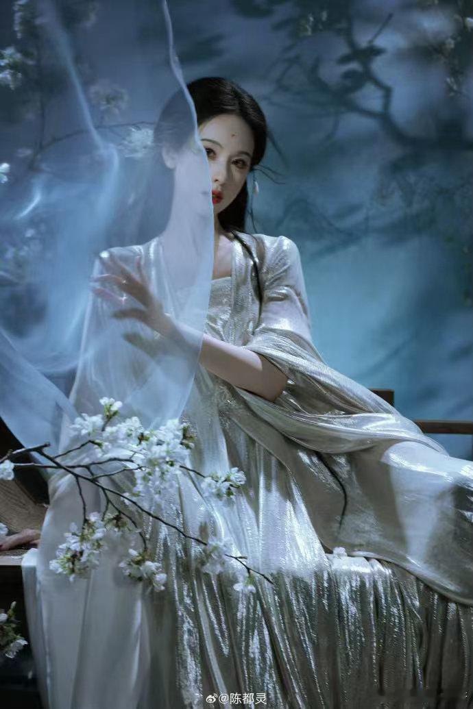 蒲松龄笔下的女鬼就陈都灵这样吧 陈都灵笑一下，魂就被勾走了。清冷骨相里藏着妖异感