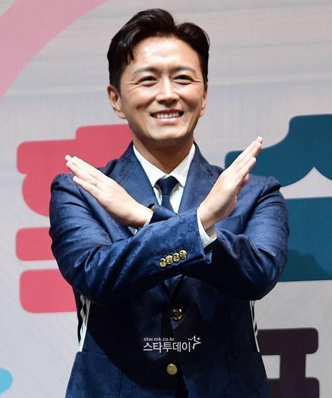 【演员陈泰贤收到《离婚熟虑营》制作组赠送的感谢牌】经纪公司表示:“为了感谢他一直