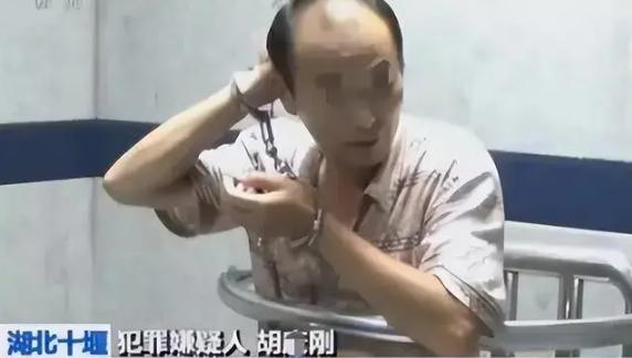 湖北一男子因为讨薪维权败诉后，在取法院判决回执单的时候，拿刀狠狠的刺向了与本案相