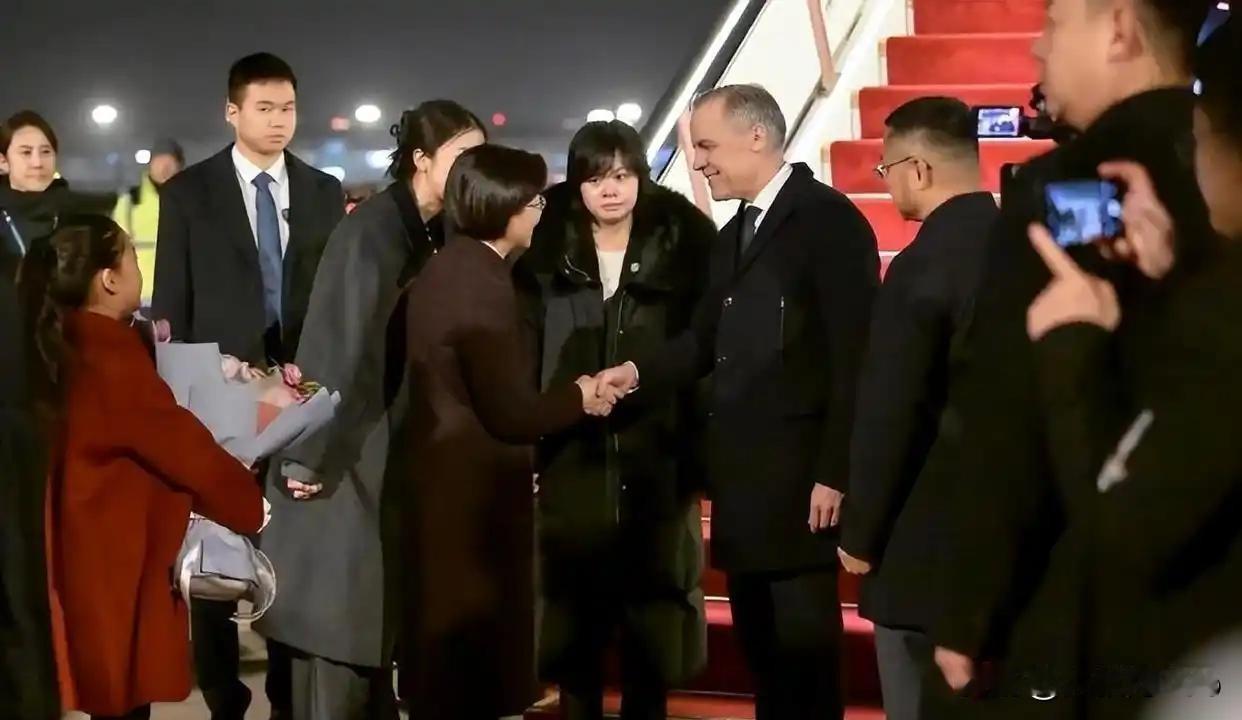 加拿大总理8年首访华，舷梯上就开聊：解困经济、破局地缘
 
1月14日，加拿大总