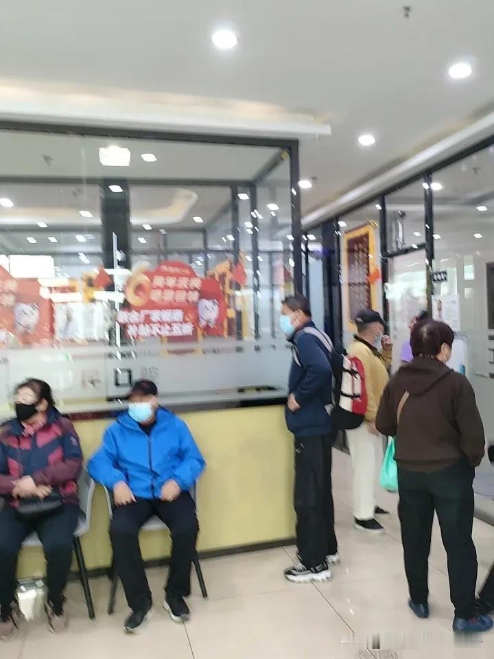 大雾中的那束光

今早大雾，老公拉着我的手，一步步送我去沈抚大客站。

路上他风