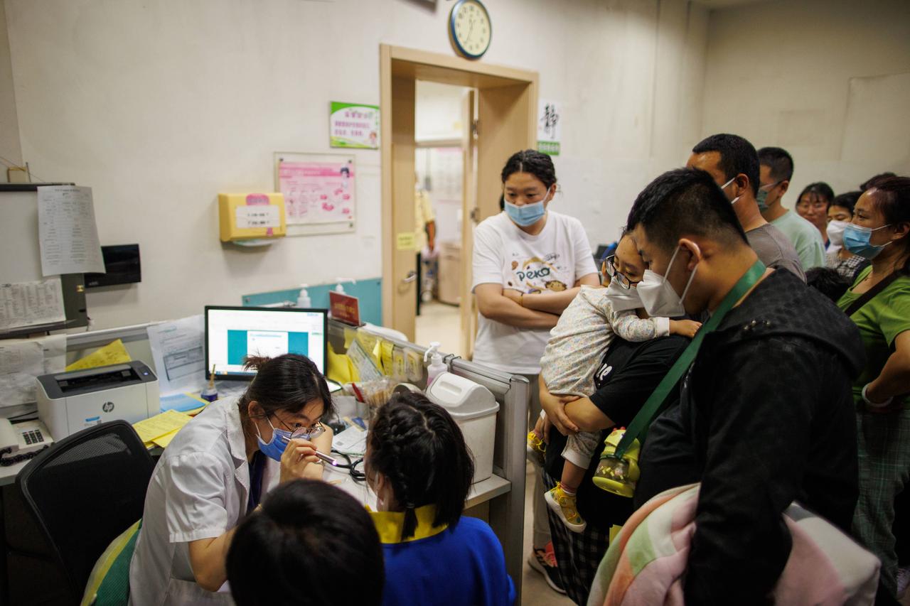 【紧急提醒：近期儿科急诊爆满的背后推手！它并非感冒，却比感冒更棘手】
昨晚孩子突
