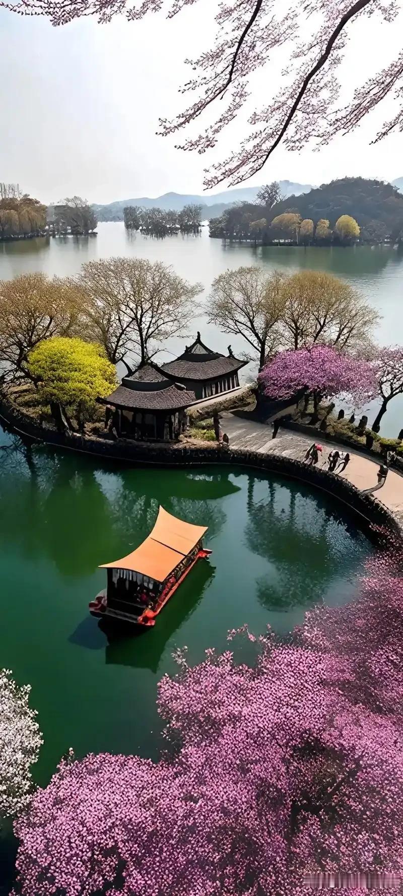 上联：繁花渐落三春别，
下联：蛙鼓起飞五谷丰。