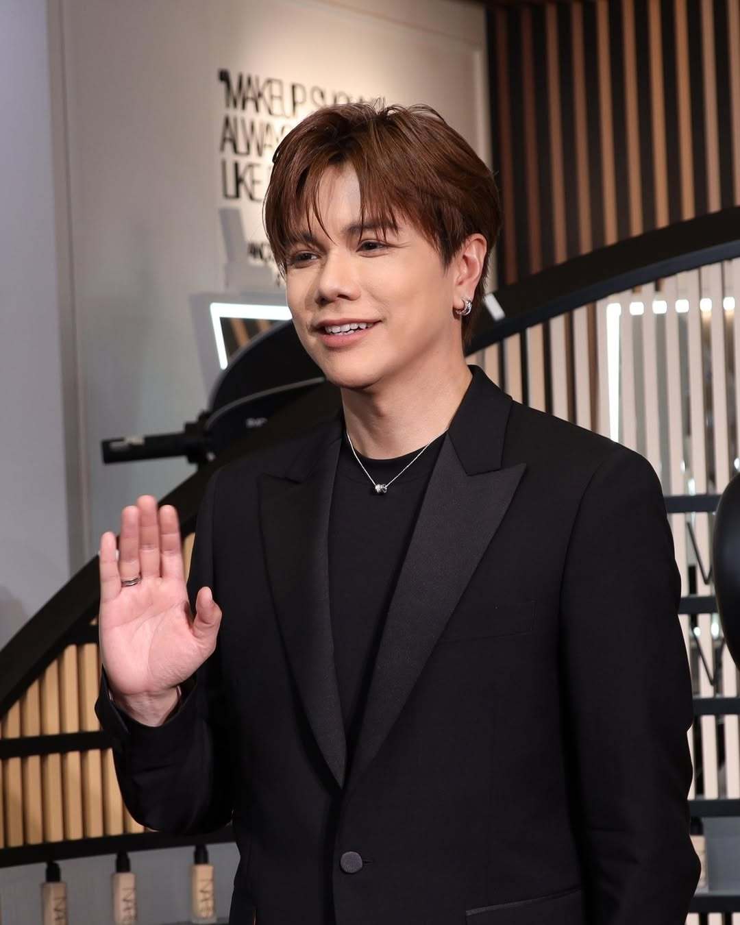 张敬轩今年45了，还这么油头粉面，回内娱也没什么市场吧，还没以前顺眼。 