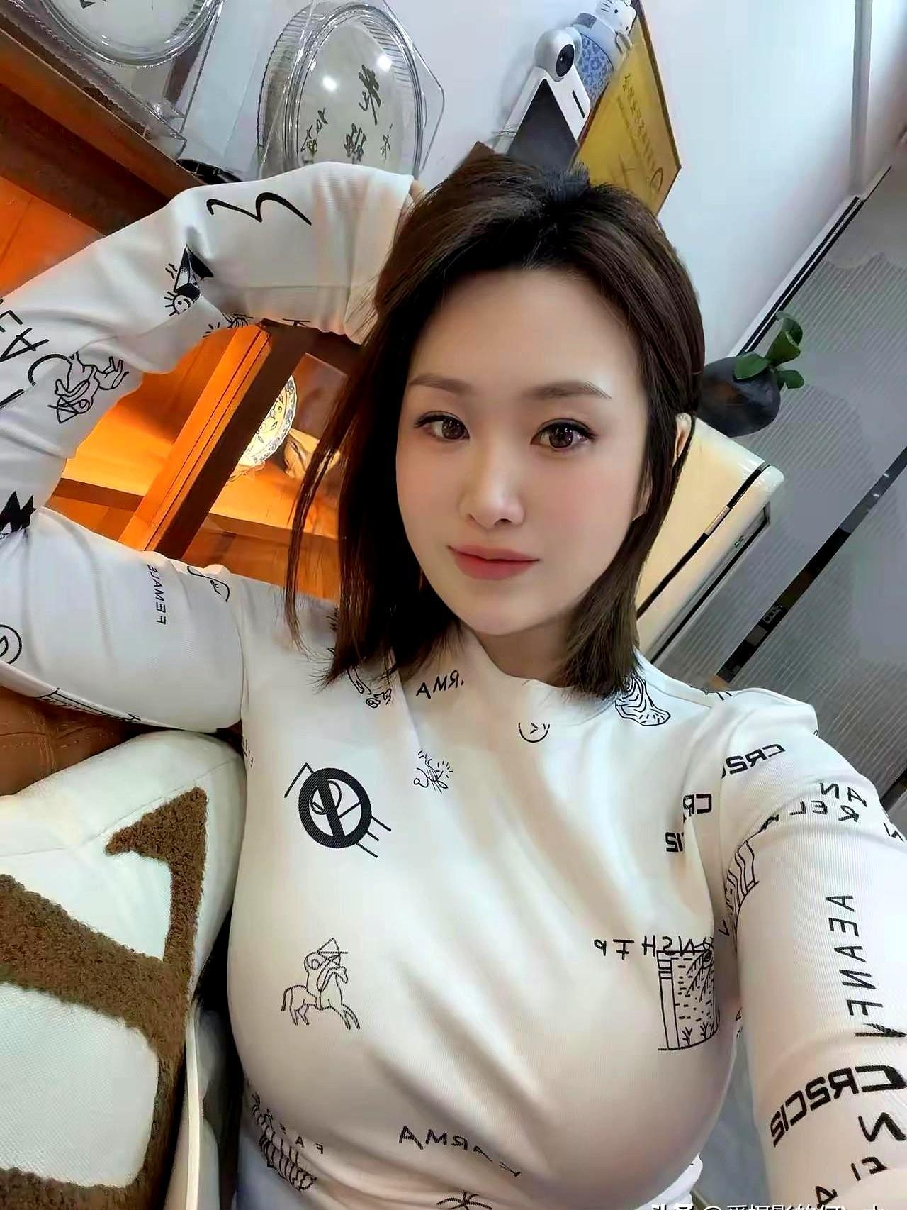 你衣柜里的卫衣，大概率已经过时了。
 
别不信，如果你现在穿卫衣还只会搭牛仔裤、