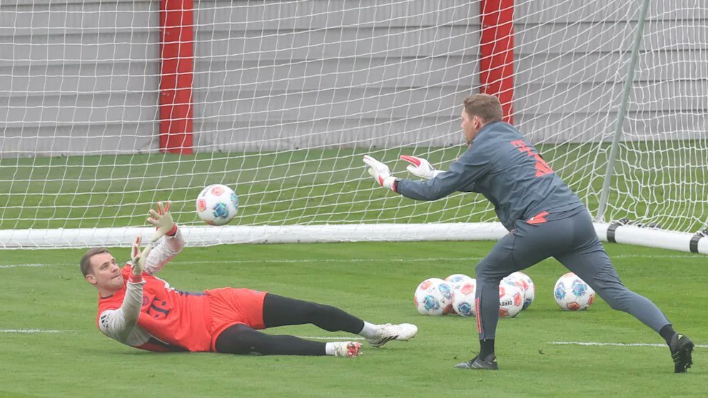 诺伊尔今天重返球场，完成了30分钟的训练。他在地面上做了大部分的练习——并且是在