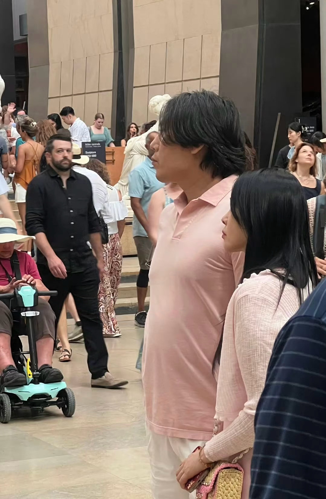 秦昊伊能静全程牵手 网友偶遇秦昊伊能静逛博物馆，二人全程牵手十分恩爱[哇]秦昊又