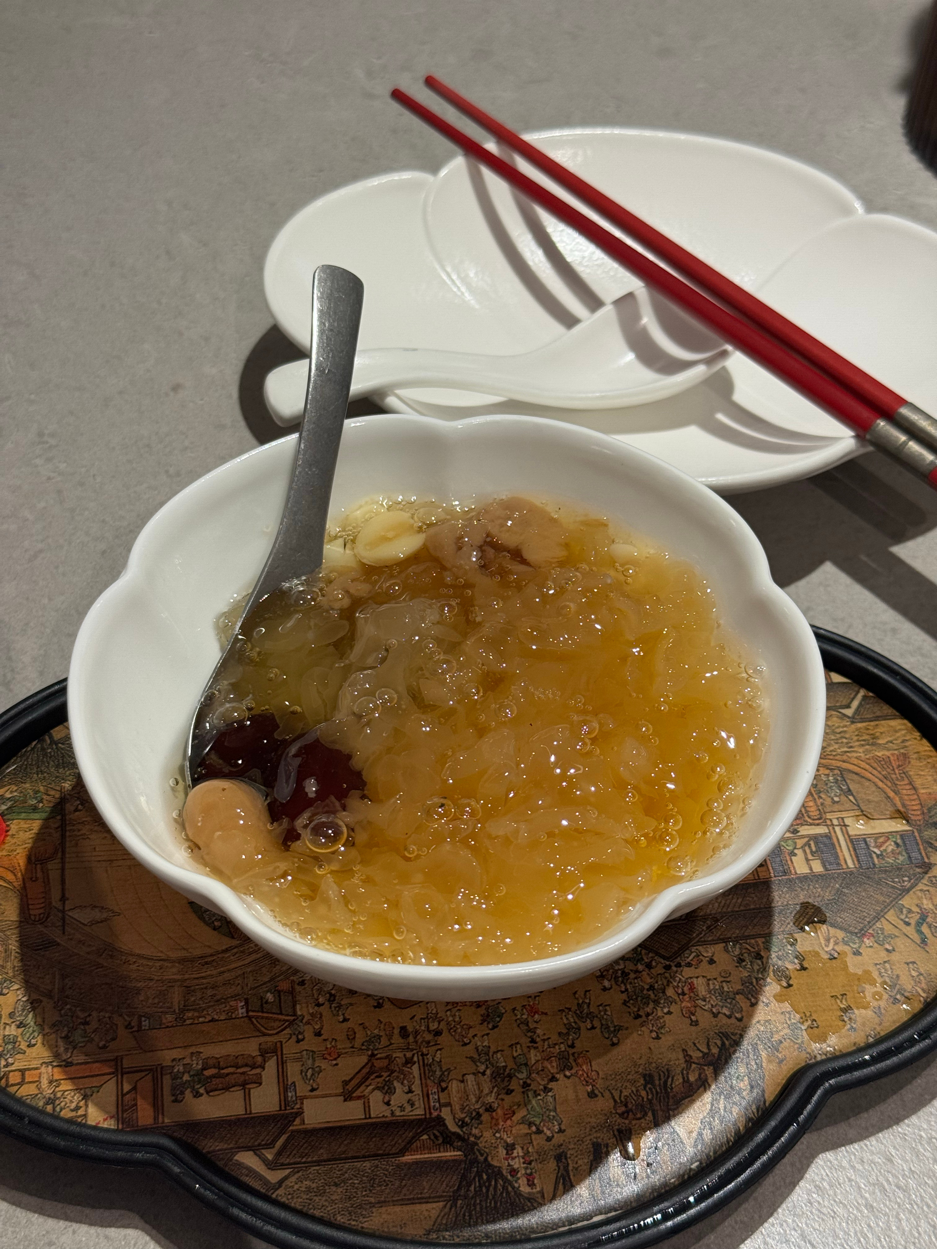 好热锡笼记吃了两碗糖水 都难吃 没吃完银耳汤太贪了 稠得不好咽 酒酿酸酸的 