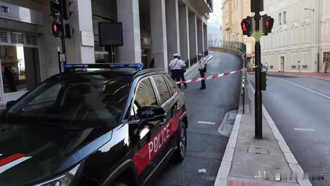 摩纳哥那声爆炸过去两天了，那个把背包放公寓门口的渔夫帽男人到现在还没抓着。可法国