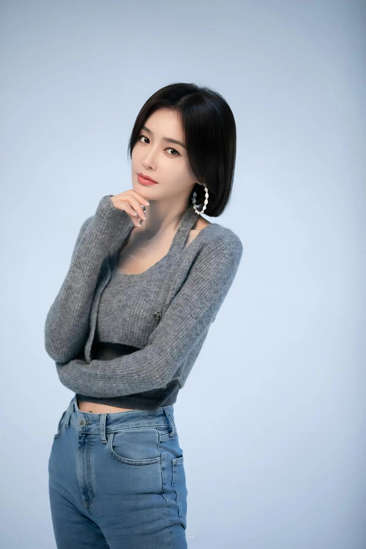 秦岚，己未 辛未 乙酉。乙木女生于未月，偏财当令，月上辛金七杀透出，年柱己未偏财