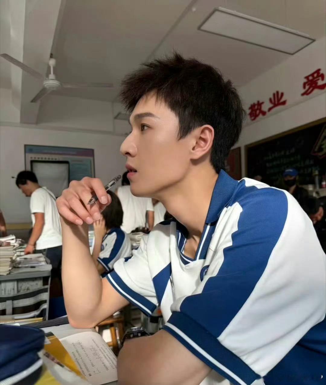 李昀锐剧里高考撞上现实高考季剧里邢武埋头备战高考，恰逢现实高考如期而至，李昀锐与