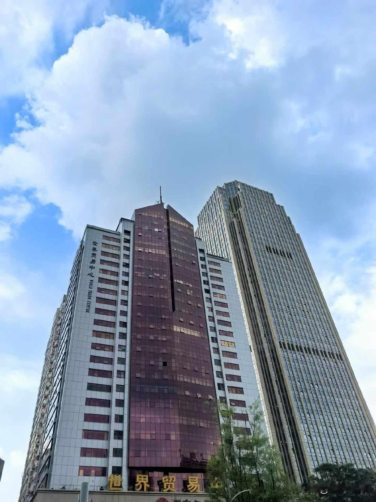 必须点赞成都这个“交通次卡2小时免费换乘3次”的公交规则。大巴沿着顺江路跑，看到