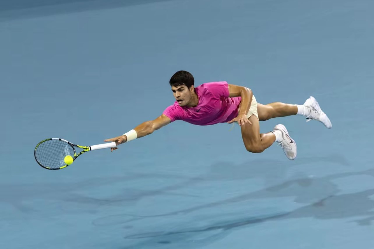 X博主Zain统计了阿卡在各种场地的胜率，快速硬地最低（统计数据仅供参考）：【红