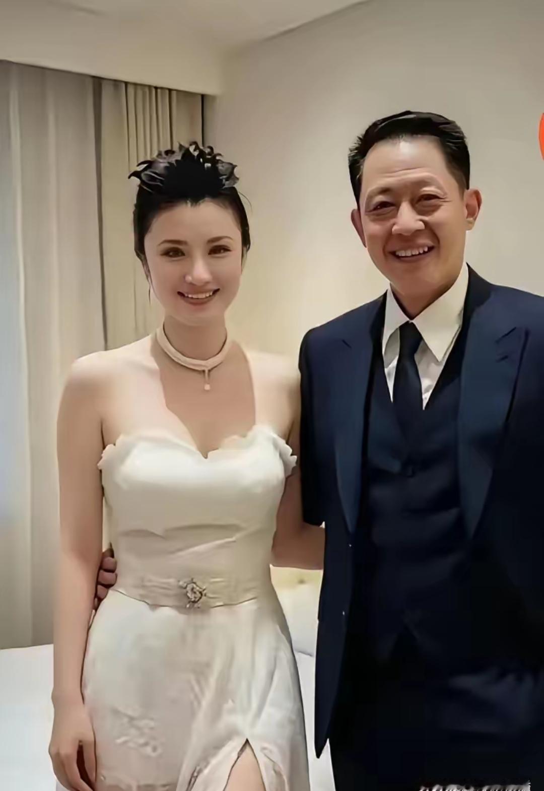 2008年，女富婆陈坚红迷上了王志文，她抛出一个无法拒绝的条件，“我五亿身家，年