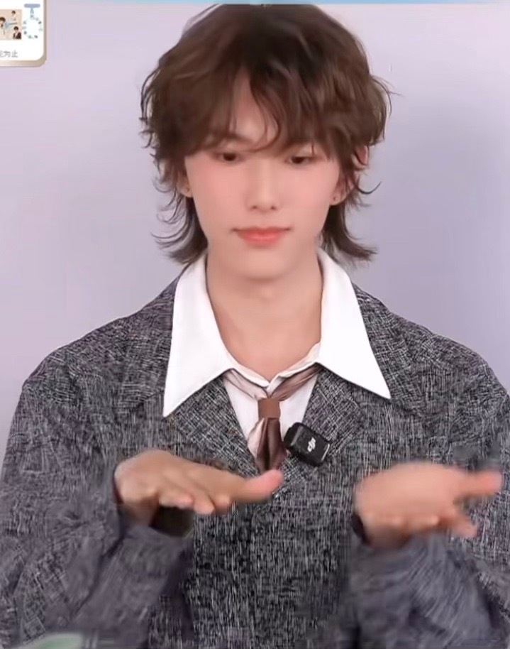 小卷毛全儿跳手势舞…还举着手指说“忘了一个动作”，萌之[抓狂][抓狂]马柏全直播