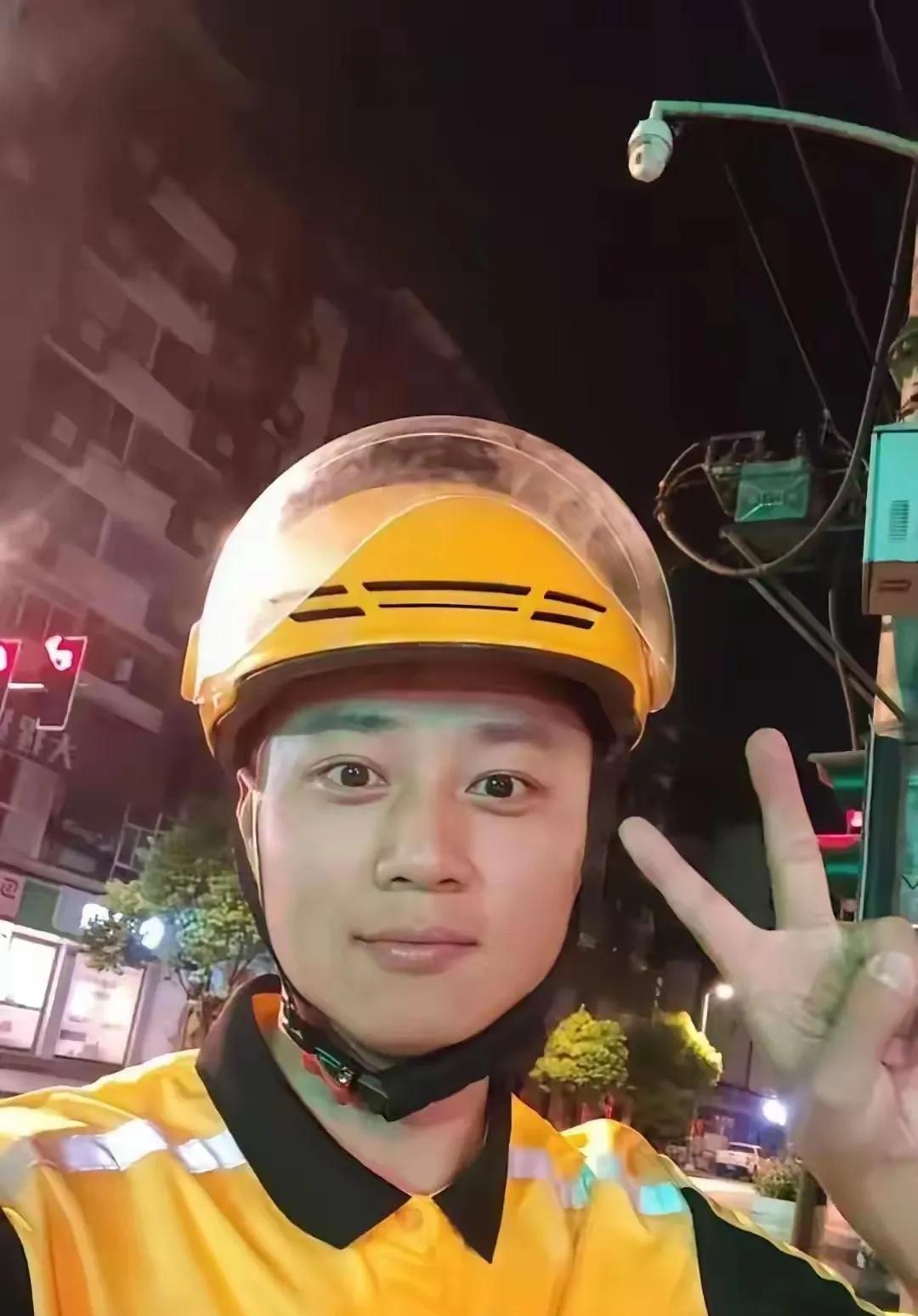 这个有编制的事业编人员下班后又去送外卖，此事发到网上火了之后，有些人评论说上班太