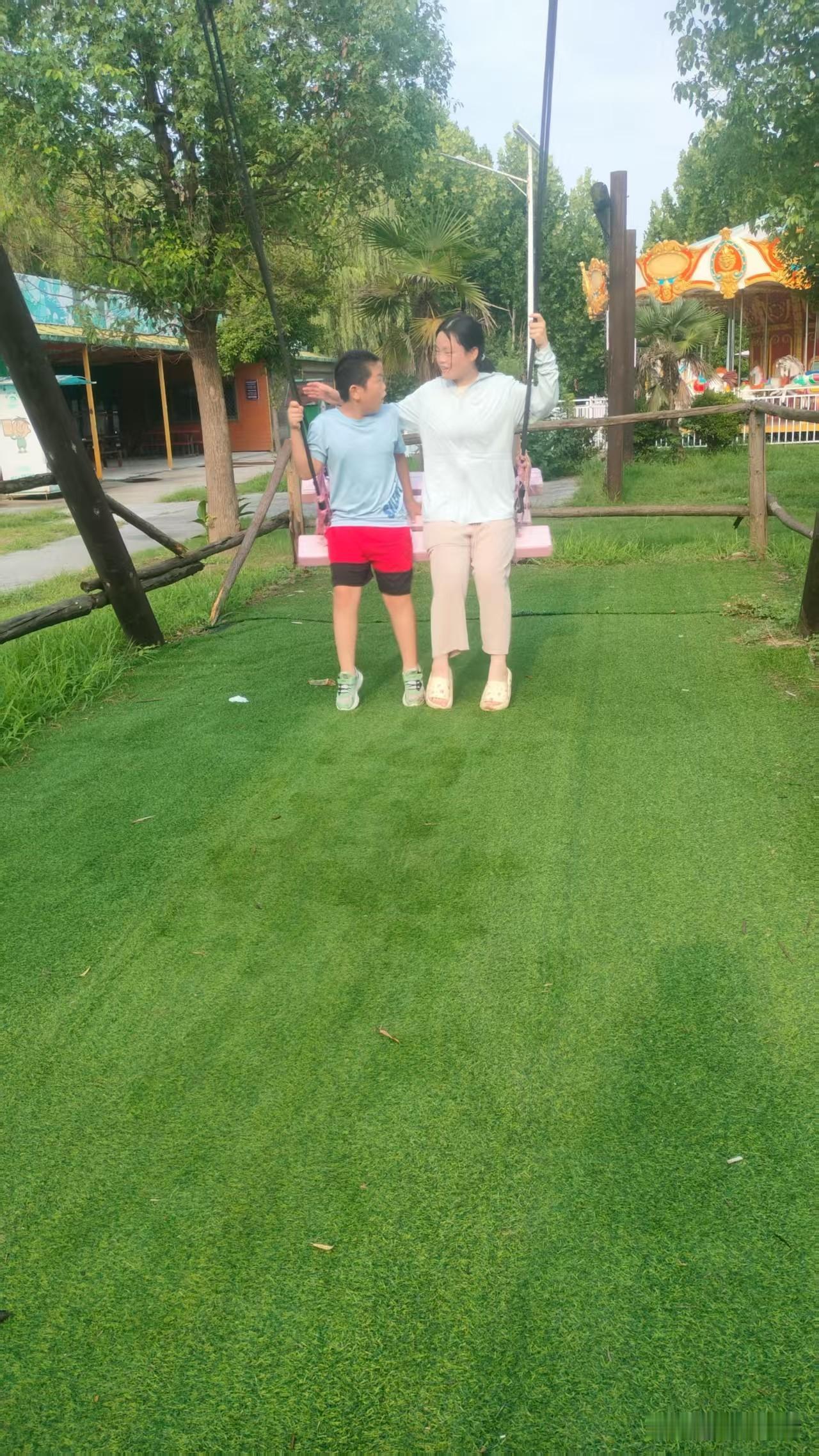 暑假的快乐，是孩子们赐予的。孩子们的快乐，是童年专属的。拥有快乐童年的孩子，都很