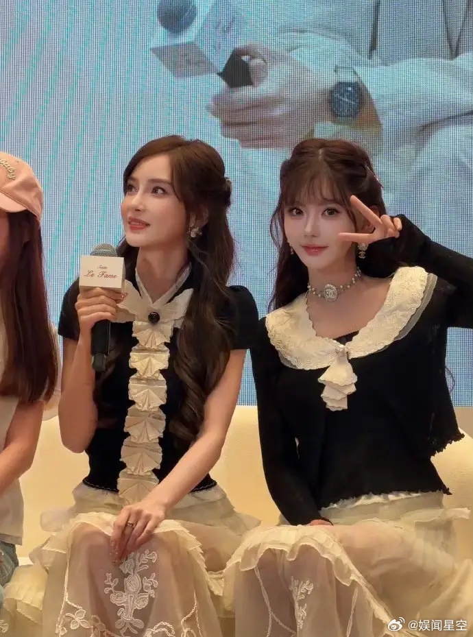 待遇天差地别baby沦落到和韩安冉出席同一场活动，衣服也从之前的高定，换成了现在