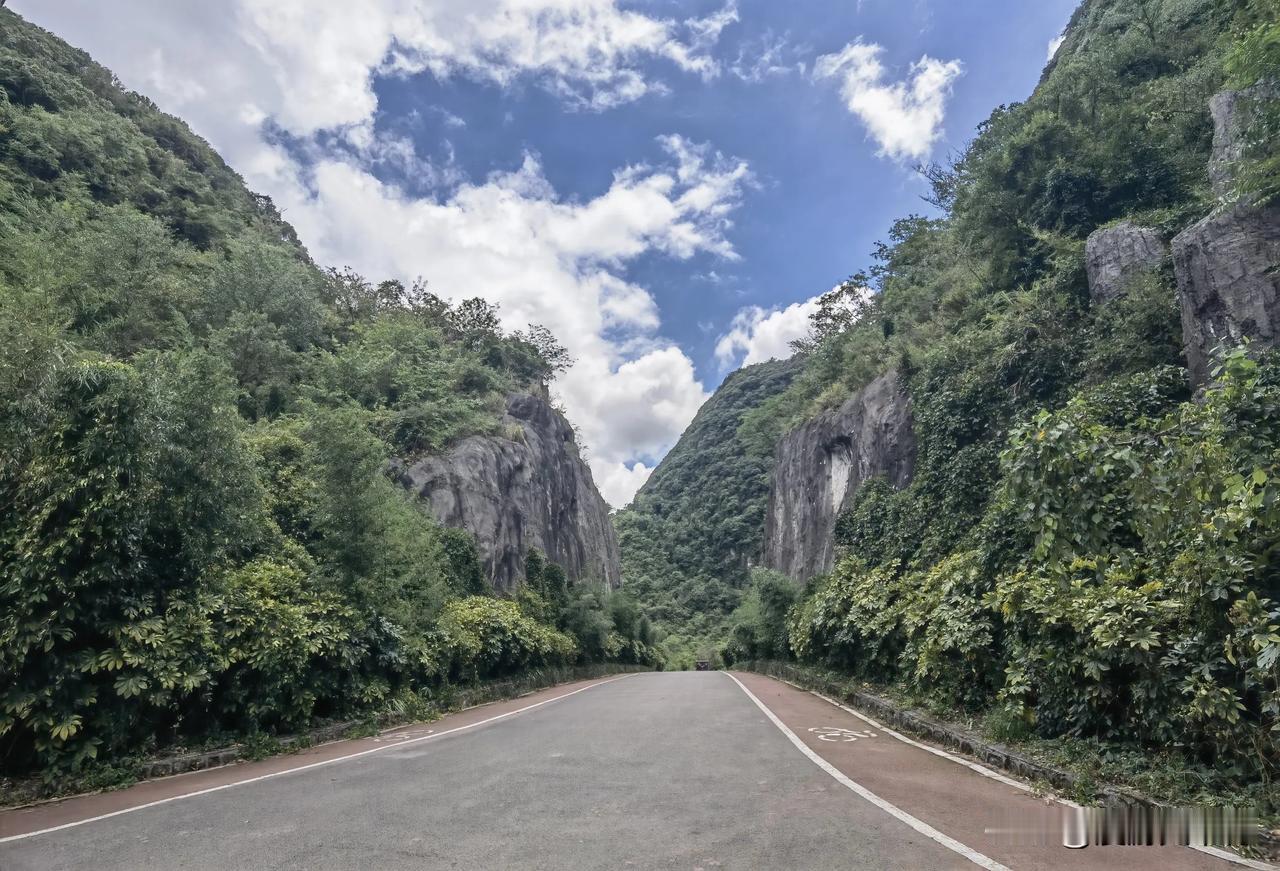 岩溶地貌造就了贵州处处有美景的奇观景象，图片是安顺云峰屯堡一带的山景，太让人着迷