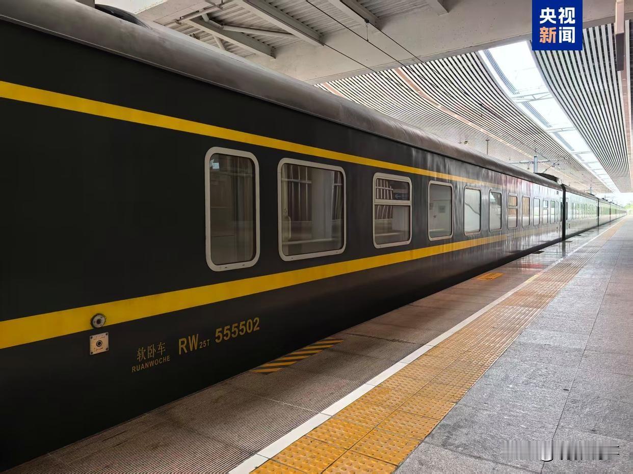 据悉，台风“风神”19日傍晚前后进入南海东部海面，强度逐渐加强，最强可达强热带风