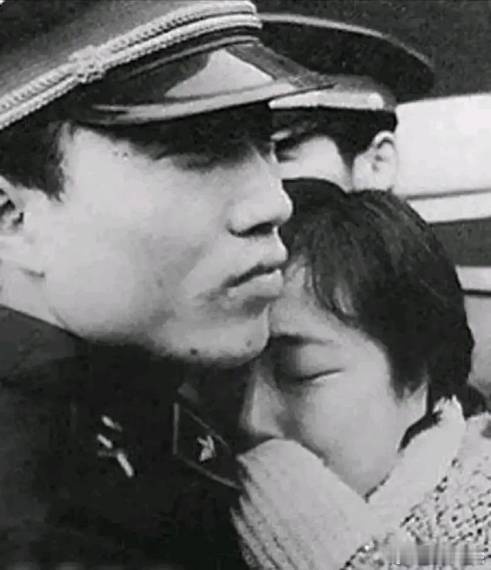 这张照片拍摄于1985年12月，中国人民解放军第47集团军参谋杨越朝奉命参加老山