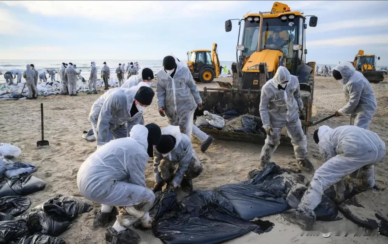 黑海油轮燃油泄漏后果已消除15%
莫斯科时间12月26日，俄罗斯紧急情况部通报道