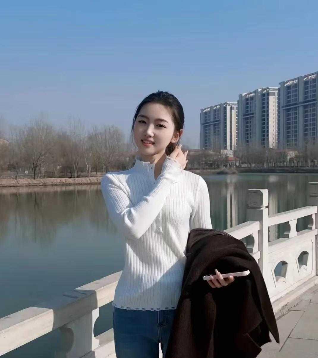 精致的五官、纤纤玉手、雪白的肌肤，这长相给人的感觉就很舒服、很耐看、很有亲和力，