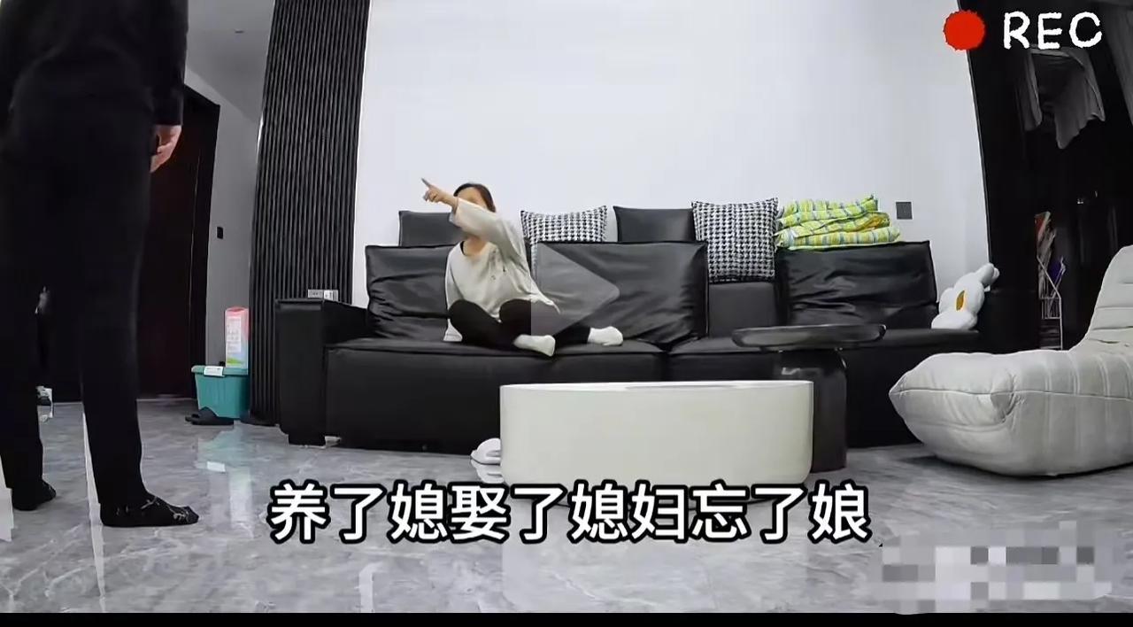 婆婆看不惯儿媳，到儿子新房住还挑三拣四，儿子忍无可忍，说：“你明天收拾东西，我送