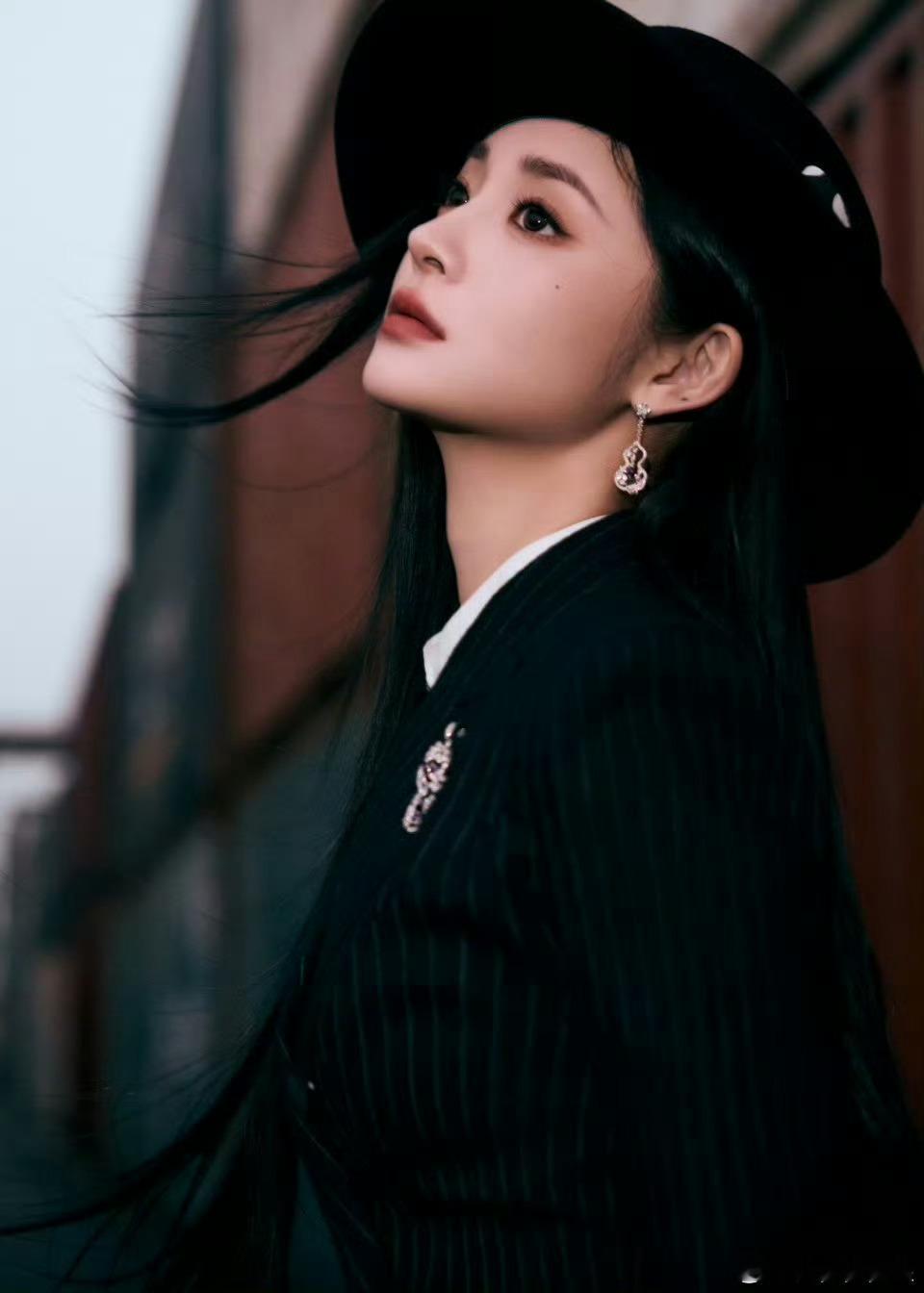 不方便下楼的女艺人找周洁琼 周洁琼尖叫之夜造型好亮眼！利落西装搭配拐杖，绅士感十