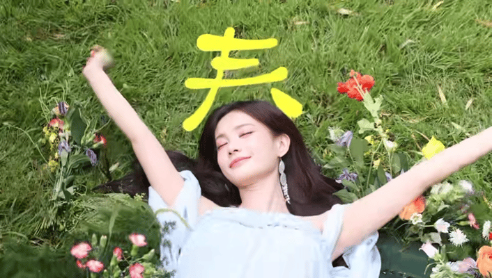 李一桐收到了粉丝送的300多封信 她用作品陪伴我们成长，我们用信件诉说喜欢，她用