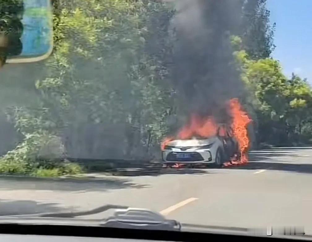 这是去灵宝老城的沿黄公路上发生的一起事故。
车子好像是丰田卡罗拉，具体怎么会出现