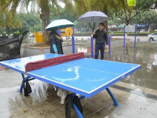 小区楼下的架空层有羽毛球场和乒乓球台，每天晚上都有人在锻炼，有的是父子对战，有的