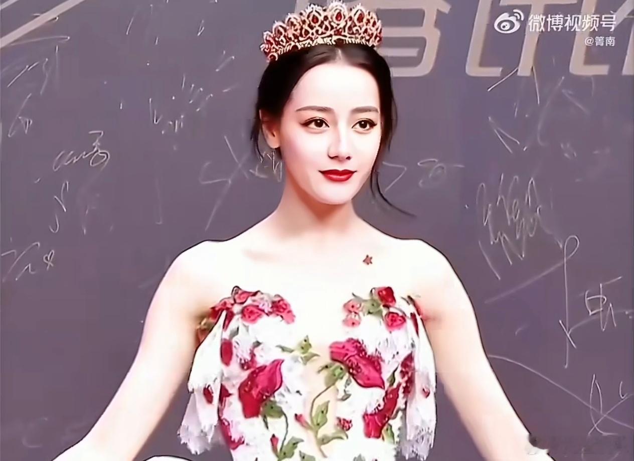 迪丽热巴VOGUE盛典开场红毯谁懂！迪丽热巴亮相VOGUE盛典开场红毯，视觉效果
