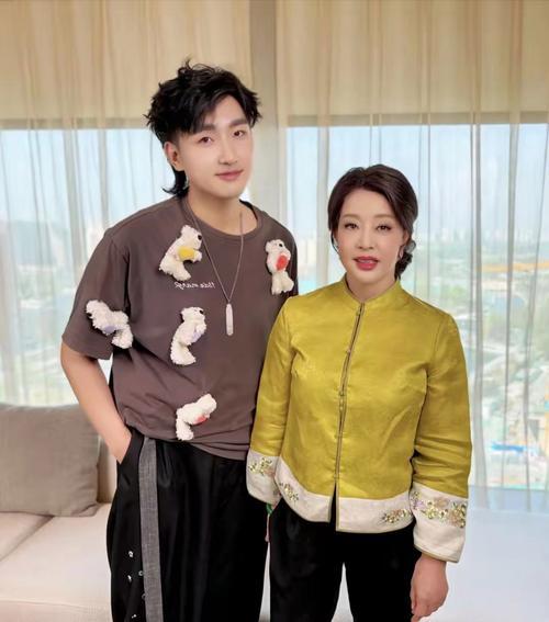 75岁刘晓庆在短剧里与小30岁男演员拍摄吻戏，实拍18遍无替身，引发全网热议。有