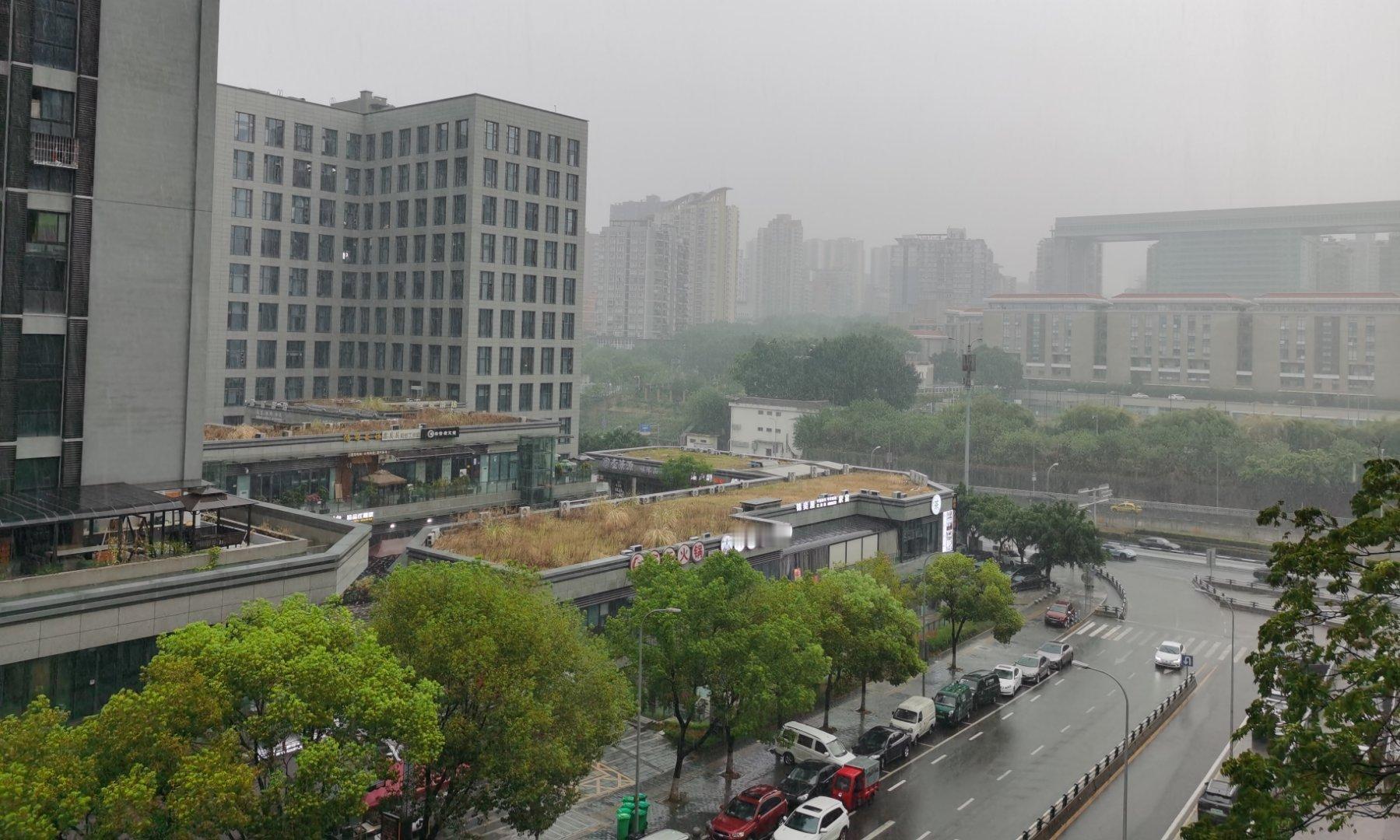 持续高温的重庆主城迎来一场酣畅淋漓的大雨，久旱逢甘霖，及时雨！[心][话筒] ​