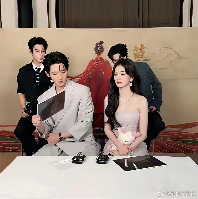 白鹿在直播里往丞磊那边靠了两次，丞磊当场起身，调了两回座位 直播白鹿音乐会上座率