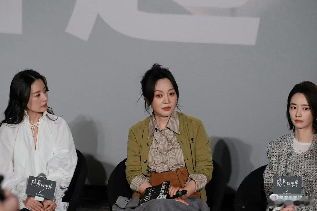 刘雅瑟董洁把闫妮说微醺了闫妮：你们在说什么我听不懂但我大受震撼。刘雅瑟和董洁的解