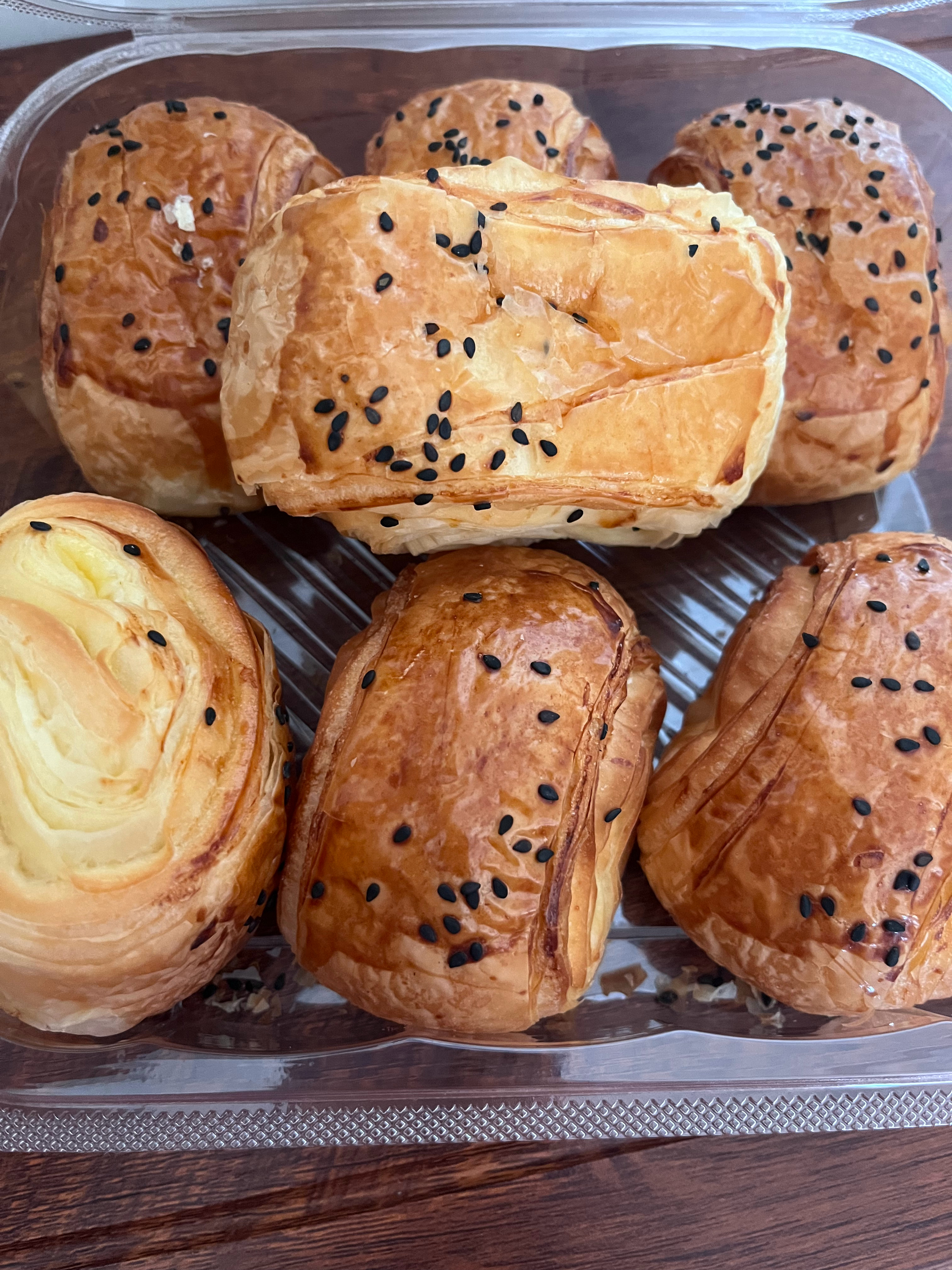 中午就一个人多能凑合😂懒得开火吃点面包喝点水饱了哈！ 