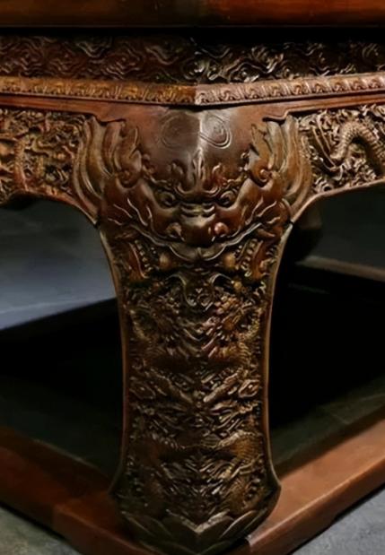 2000年，败家丈夫花8万块买一张桌子，激动得三天吃不进饭睡不好觉。妻子一气之下