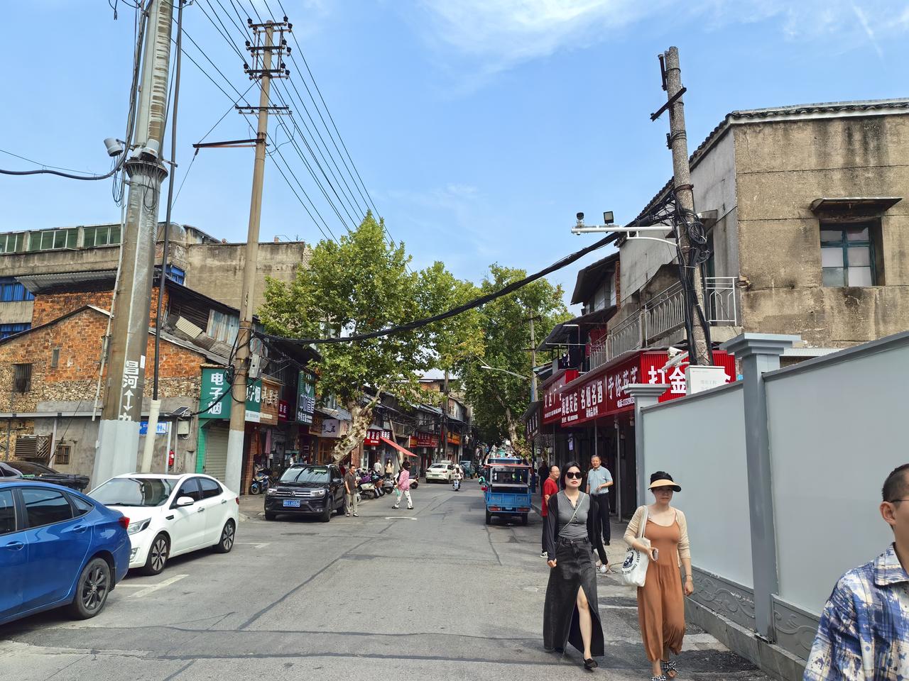 老屋饭店的视频，凌乱
随手拍的照片，窥见屋主财富
多年前吃个饭，感觉破败不堪
如