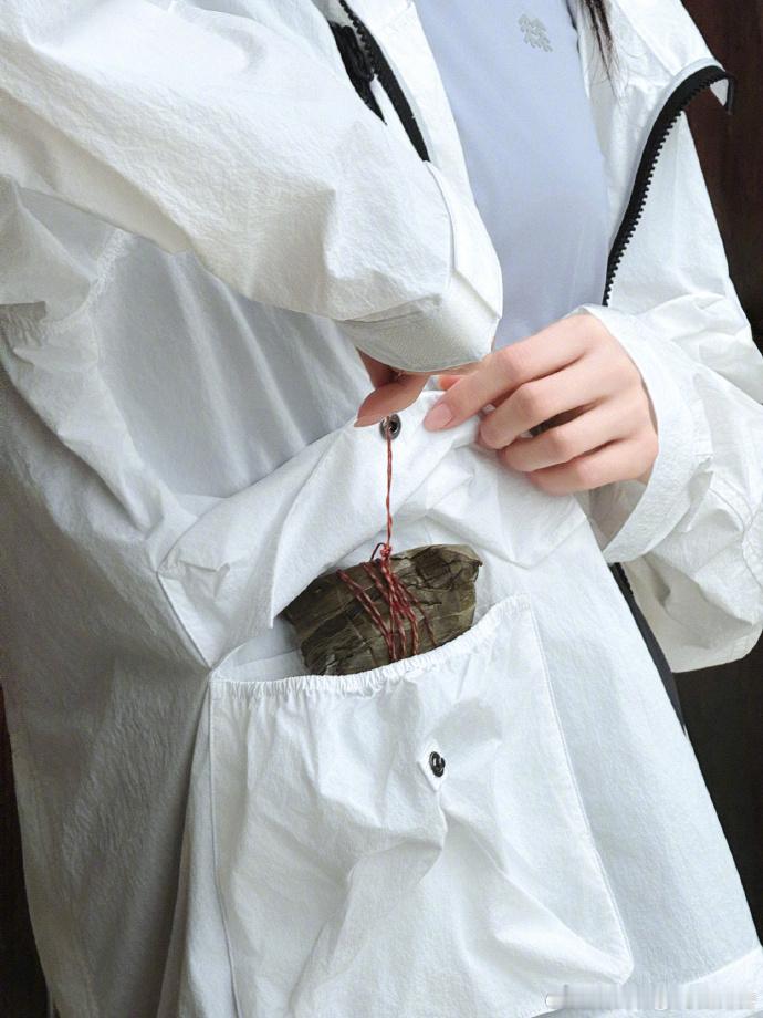 刘诗诗兜里有个粽子刘诗诗兜里有个粽子都中 看到刘诗诗片场带粽子，想起高考将至，愿