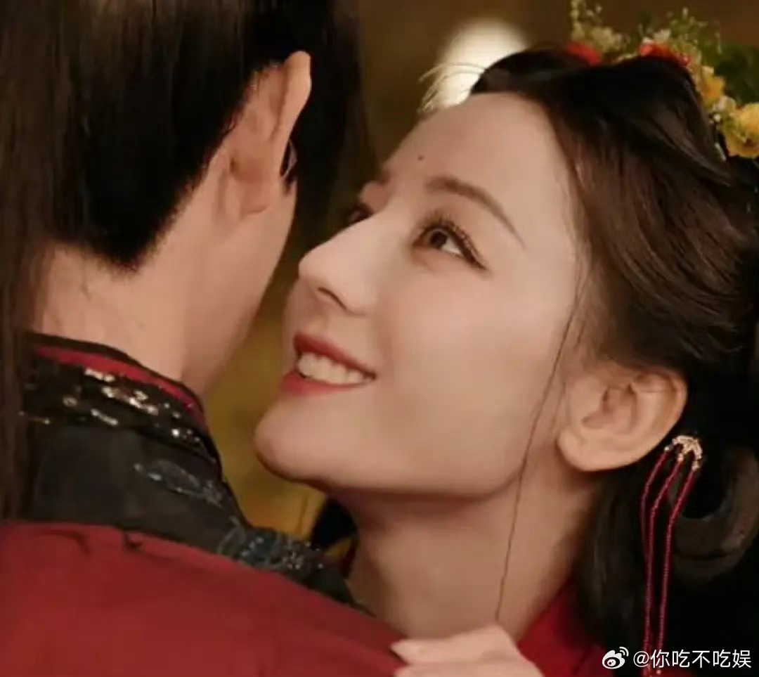 迪丽热巴的这种脸型真的是有点过于显老了。 