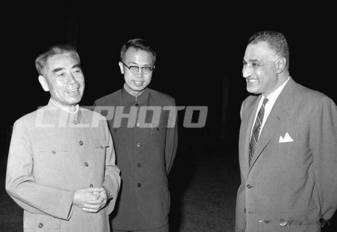 【周总理历史上的今天——6月22日】
1965年6月22日晚上，​周恩来总理在库