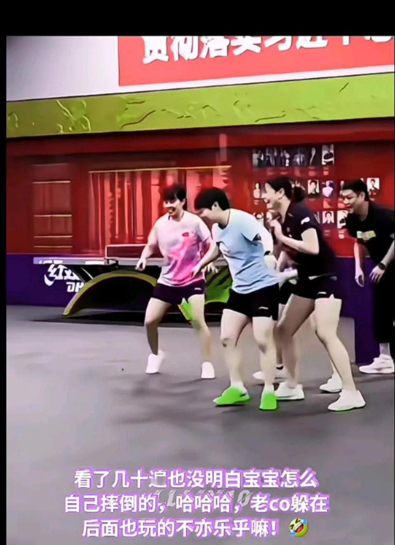 感觉本来想用左边脚，后来球没顺着她预想的过来，突然不知道用哪个脚了，两只脚都有想