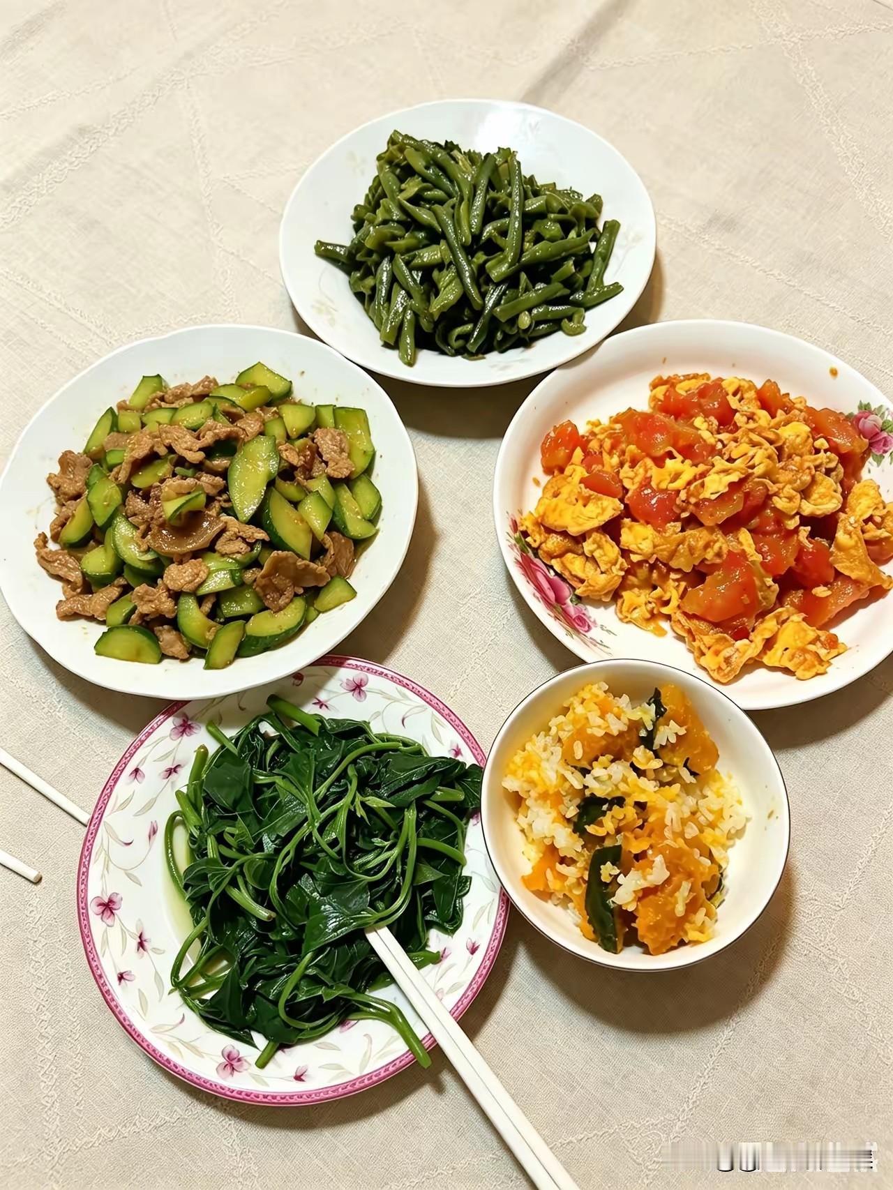 婆婆有个习惯，中午做饭，直接把晚饭一起做好。
吃完午饭收拾好，带上东西立马出门打