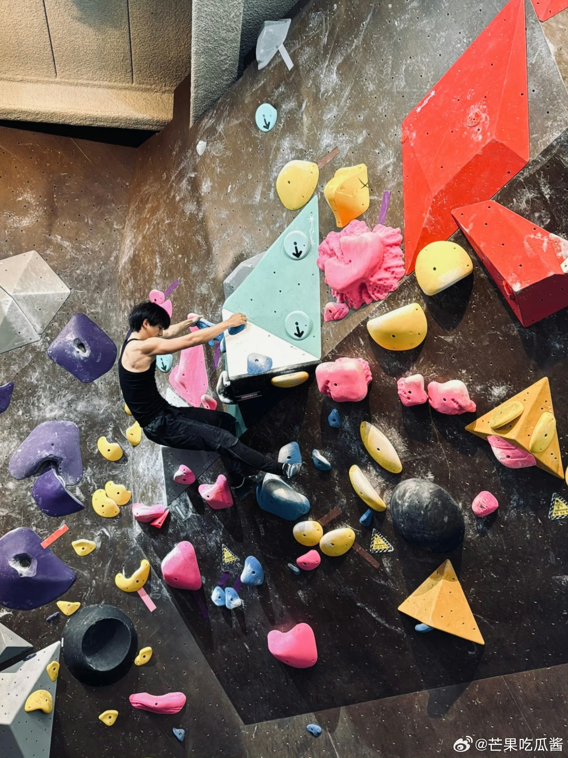 姚琛直播攀岩  姚琛好长一条人 看姚琛直播攀岩感觉超棒，他沉浸式红色攀岩路线就像