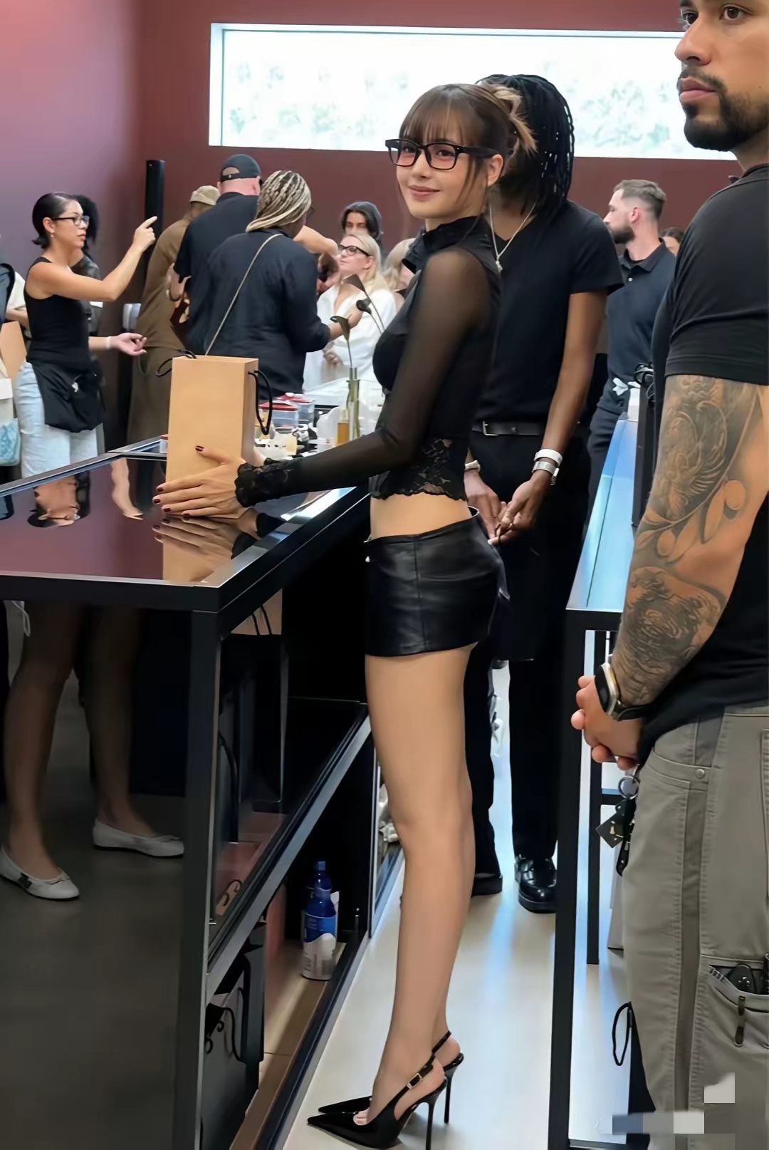 Lisa这组造型高露肤度穿搭十分挑人，很容易显俗，她却驾驭得恰到好处 ​​​