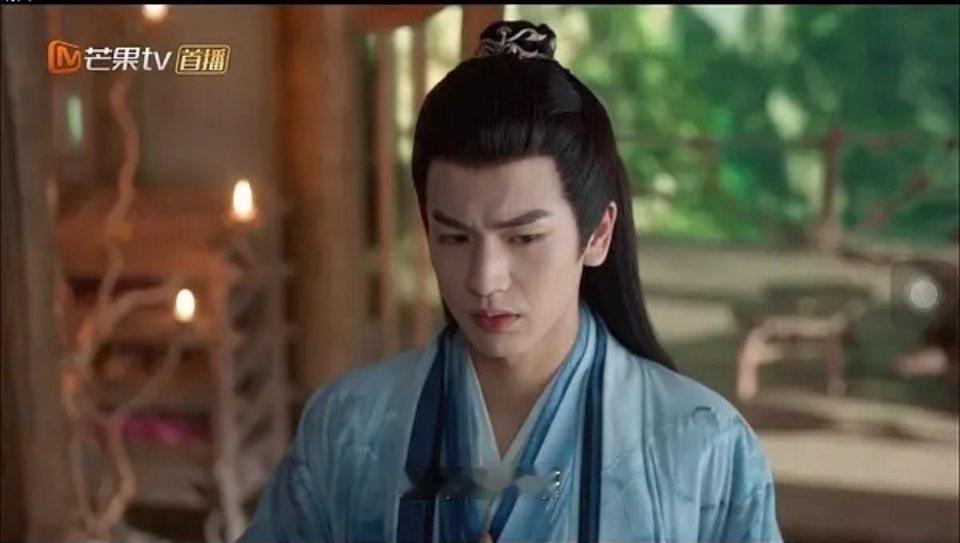 张凌赫明明剧外长得还行啊，怎么剧里又长得像头老牛 ​​​