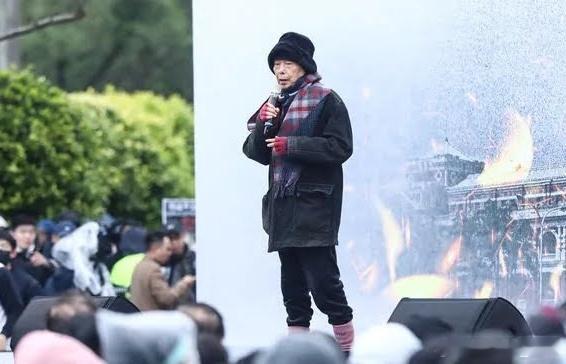 短短不到五个月前，林正杰前辈才在民众党发起的反“绿色威权”的集会讲台，拖著他其实