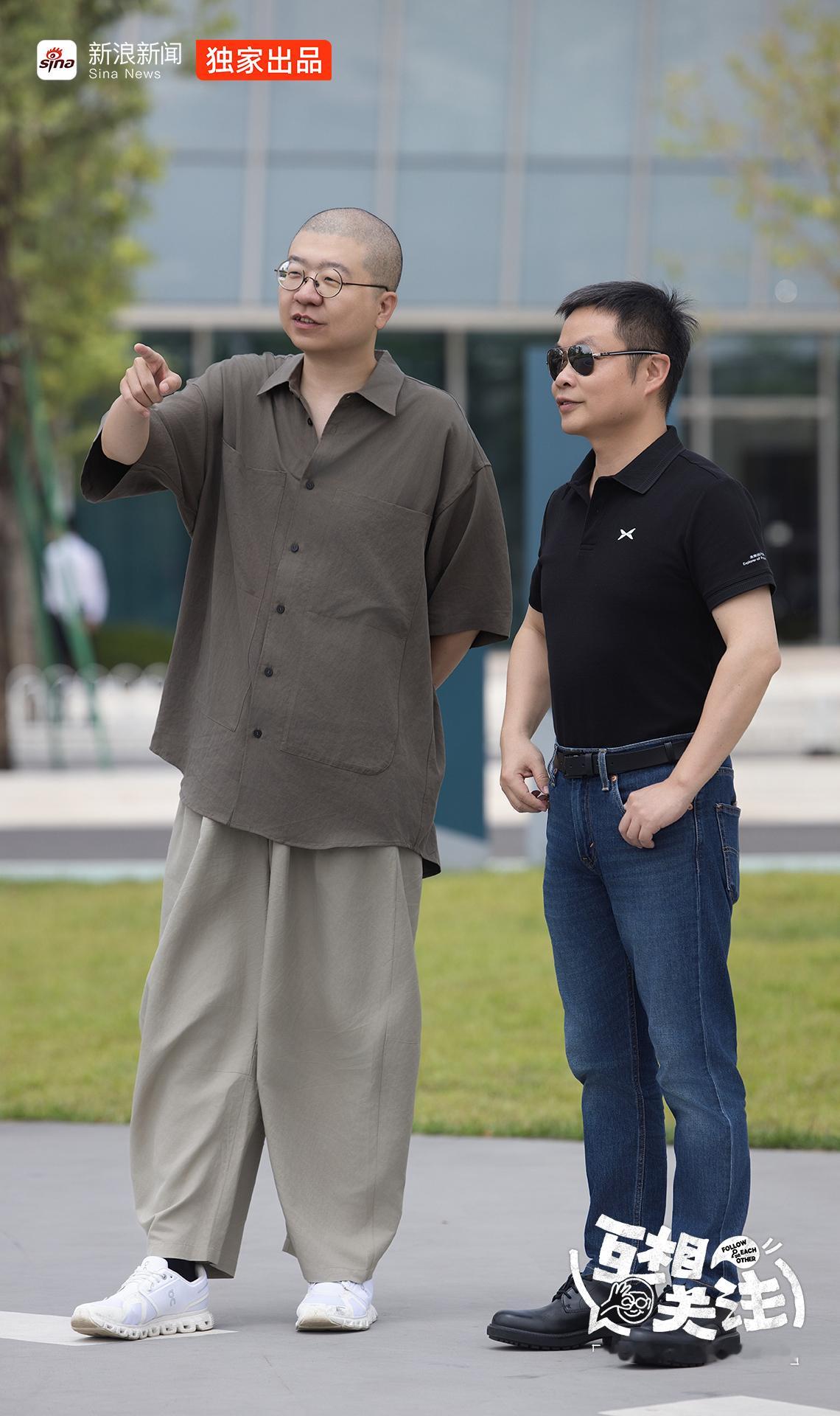 何小鹏带李诞乘一辆量产车驶出园区，穿过广州城中村。车辆不使用高清地图，纯视觉识别